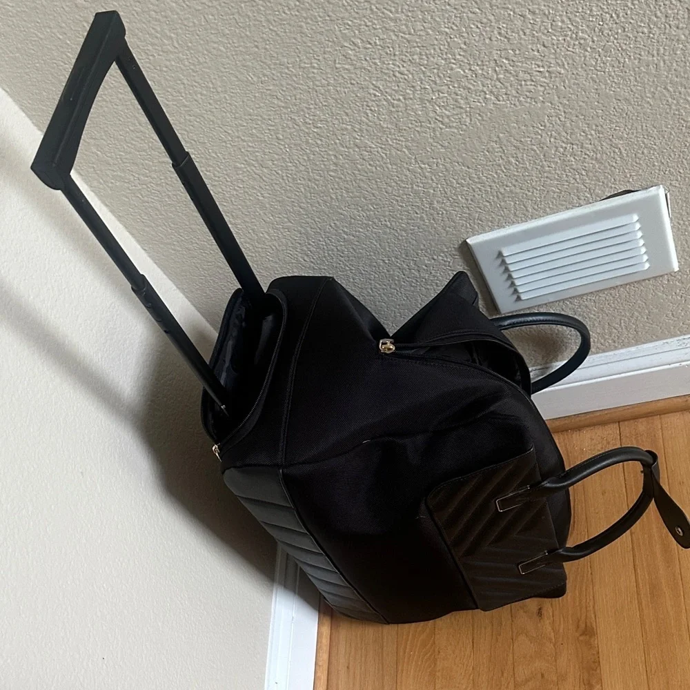 Ted Baker stylish, black travel bag with pull handle and wheels. - Picture 6 of 8